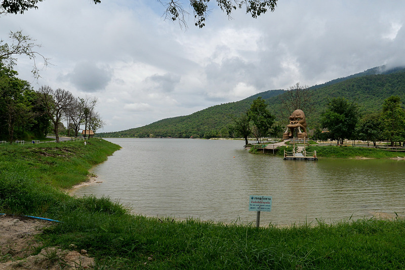 チェンマイ中心部からやや北に位置する、チェンマイ市民の憩いの場「ファイトンタオ池」