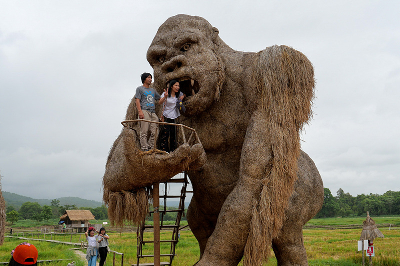 ゴリラ像に登って記念撮影などが可能だ