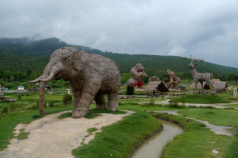 ゴリラ以外にも、象や鹿などの藁アートもあって、かなり壮観だ