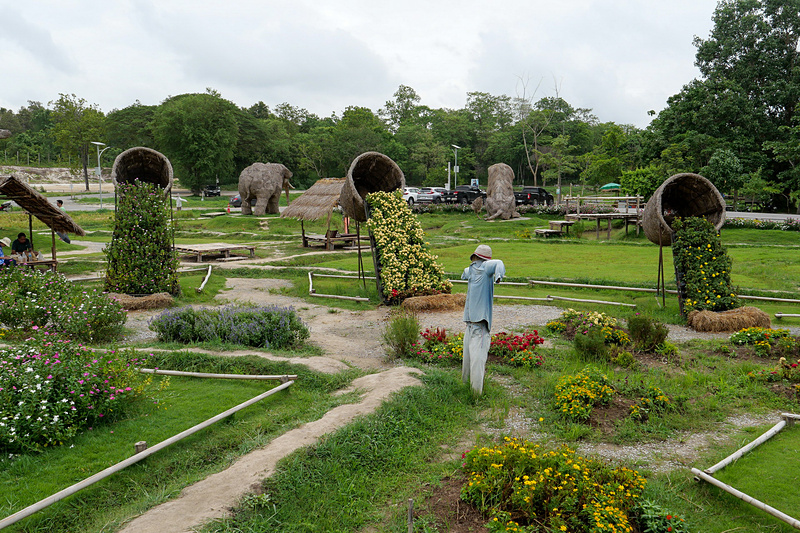 周囲は公園として整備されている