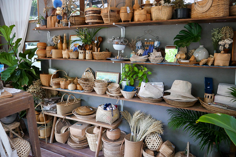 ここにしかない、一点ものの工芸品が数多く並んでいる