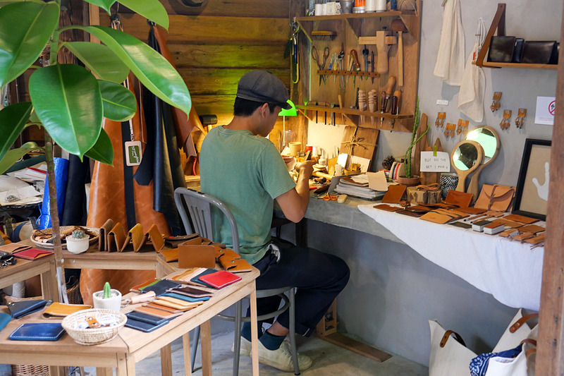 実際に工芸作家がこの場所で工芸品を制作し販売している