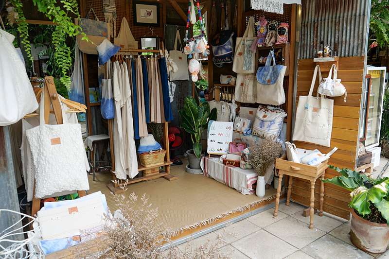 陶器や革製品、布製品、金属加工品など様々な工芸品が並んでいるので、工芸品好きにはたまらない場所だ