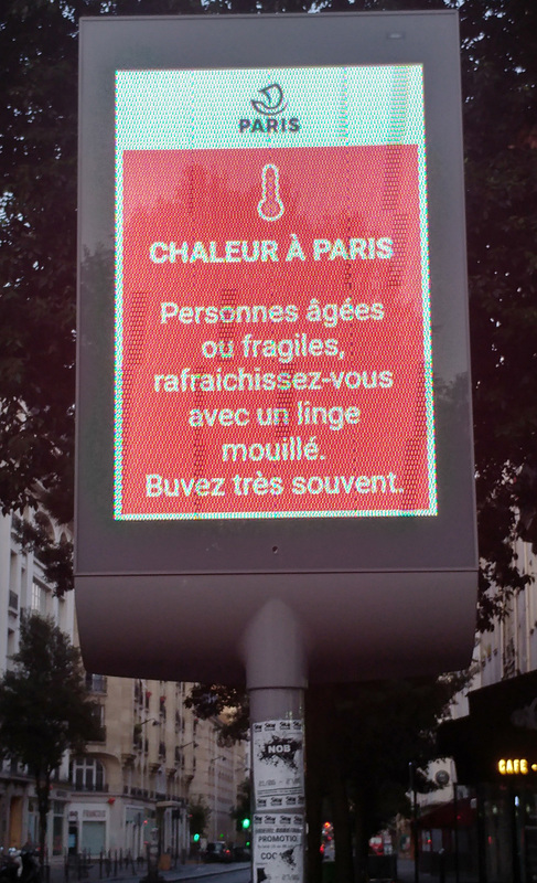 電光掲示板にはフランス語と英語で注意が出ていました