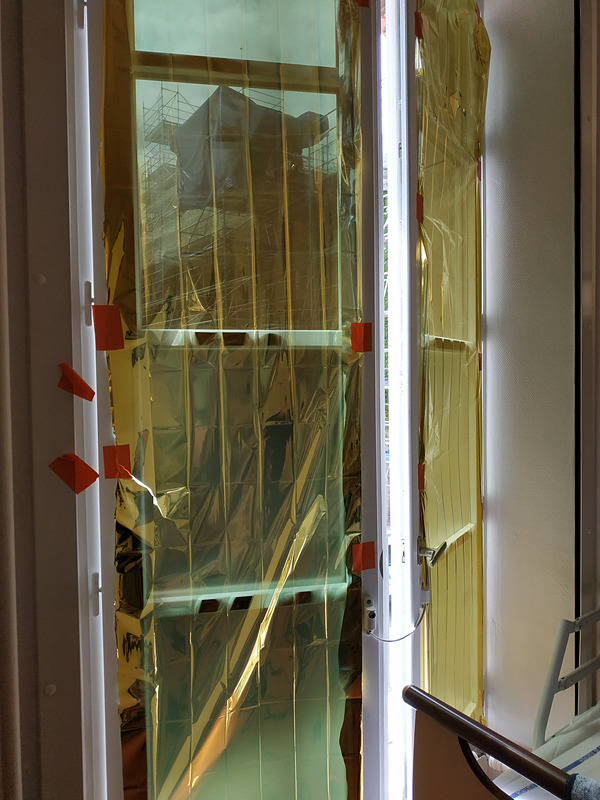 お見舞いに行った病院では、病室の窓に遮熱シートを張っていました