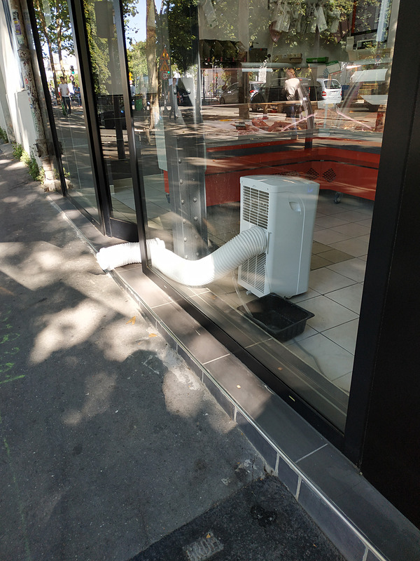 ホースから熱を外に出す方式のスポットクーラー