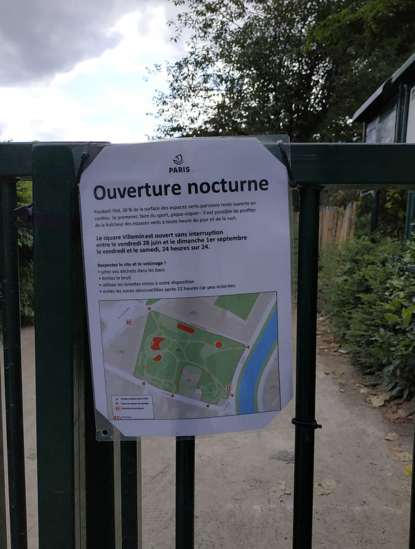 24時間、夜間も公園を解放していますよという案内と公園で涼む人々