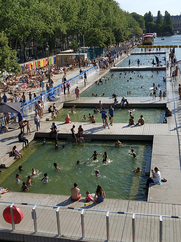 夏の間、ヴィレット貯水池に設置されたプール。パリ・プラージュ（関連記事「<a href="https://travel.watch.impress.co.jp/docs/series/araki/715956.html" class="n" target="_blank">1か月限定！ パリ海岸で過ごす夏</a>」）とともに現われます。6月の熱波期間はまだ準備中でしたがその後オープン。9月1日までは21時まで開いており、無料です。パリ市はヴィレット貯水池の水質に問題ないといっており大盛況ですが、私はここで泳ぐ気にはまったくなれません！