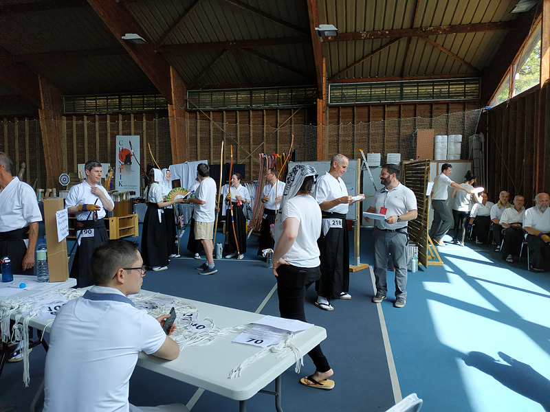 控室で待つ受審者たちに、スタッフが水のスプレーをかけたりうちわであおいだりしていました