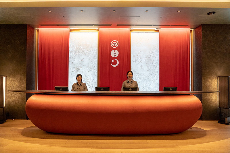 畳敷きのエレベータで2階にあがるとフロントが正面に。後ろの朱色の垂れ幕は「東京・夏夜の宴」仕様だそう