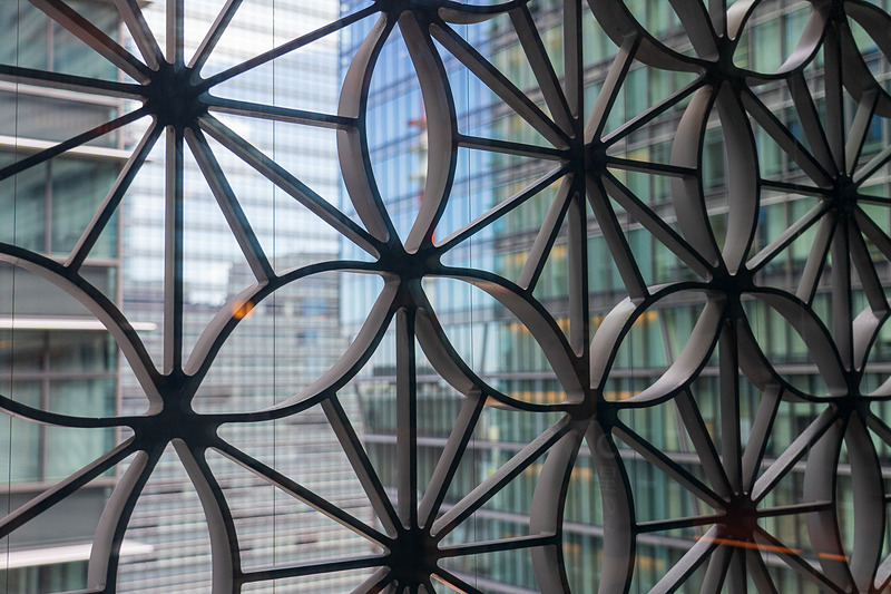 障子を開けるとビルの外観に施された「麻の葉くずし」柄の豪華な格子が間近に。すき間から見えるビル群とは別世界にいるような不思議な感覚