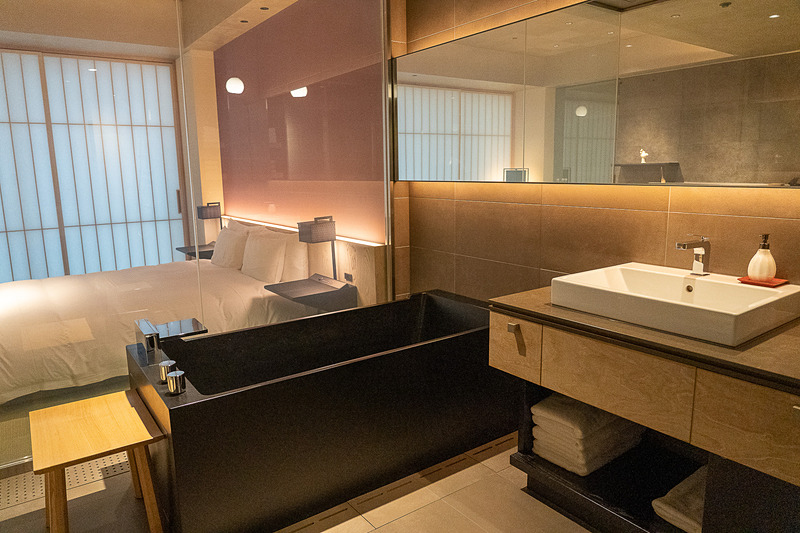 使い勝手のよさそうなバスルームにはバスタブ完備。ガラスはスイッチ一つで曇る調光ガラスになっています