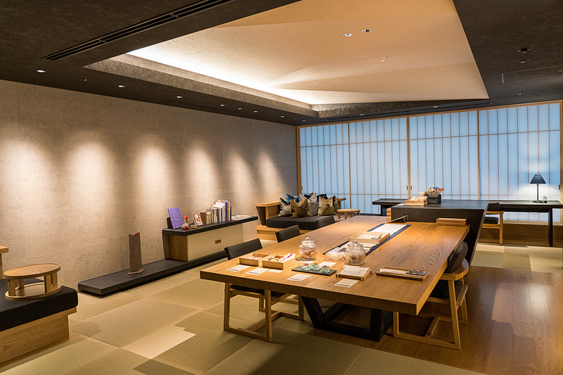 24時間利用できる「お茶の間ラウンジ」は各階の居間のような場所。客室から畳続きなので気軽に行きやすい