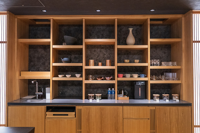 センスのよい食器類が並ぶ棚