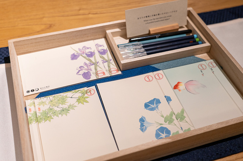 四季折々の絵葉書や、老舗のお菓子なども用意。夜は簡単なお夜食も