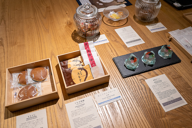 四季折々の絵葉書や、老舗のお菓子なども用意。夜は簡単なお夜食も