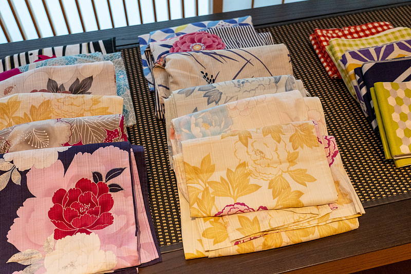 大手町縁日の2日間は、17階のスパラウンジで浴衣一式の貸し出し＆着付けのサービスも。男女共にいろいろな柄が用意されていました