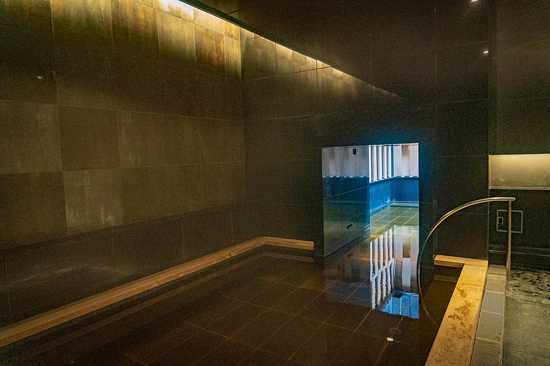 女湯の内風呂。奥に行くと露天風呂