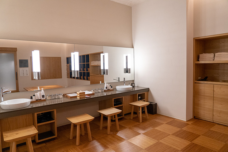 脱衣場にあるアメニティは数々のラグジュアリーホテルで採用されているスキンケアブランドLIRIo（リーリオ）