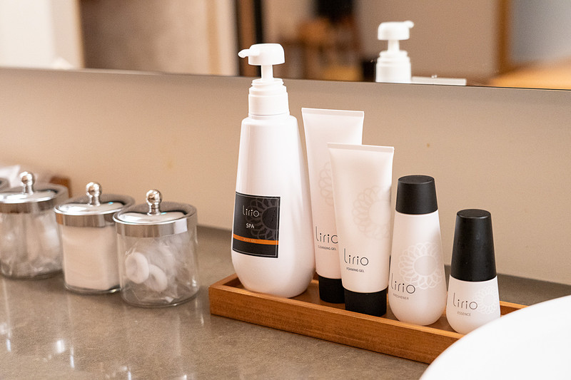 脱衣場にあるアメニティは数々のラグジュアリーホテルで採用されているスキンケアブランドLIRIo（リーリオ）