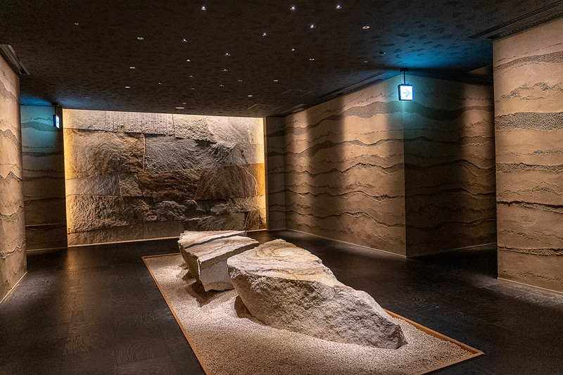 ダイニングフロアのエントランスは地層をイメージした博物館のような壁が印象的