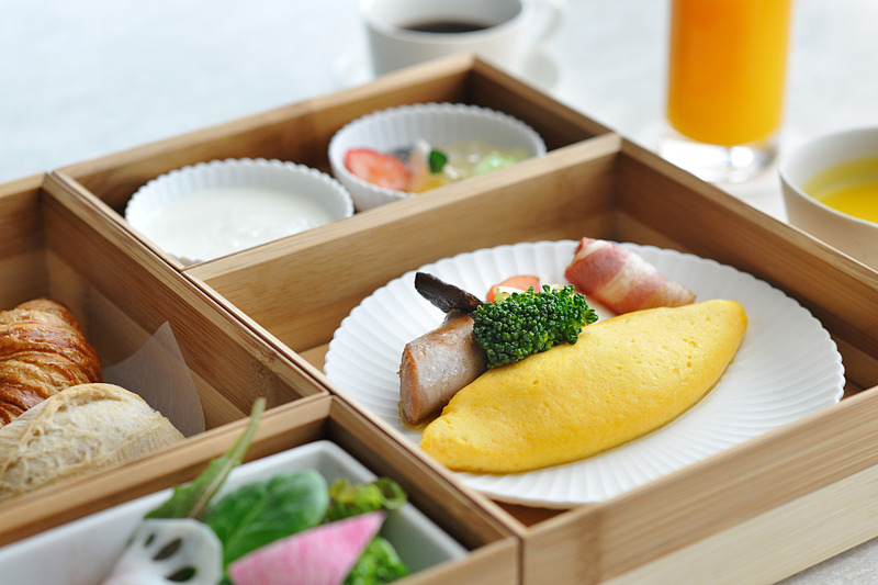 洋朝食は1名3300円、和朝食は1名4000円（いずれも税、サービス料10％別）。これらはお部屋に運んでもらえます（写真提供：星野リゾート）