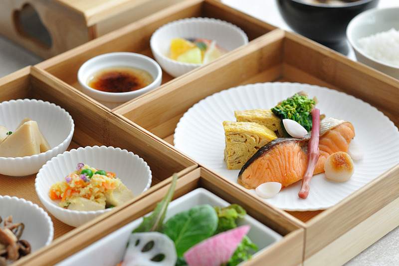 洋朝食は1名3300円、和朝食は1名4000円（いずれも税、サービス料10％別）。これらはお部屋に運んでもらえます（写真提供：星野リゾート）