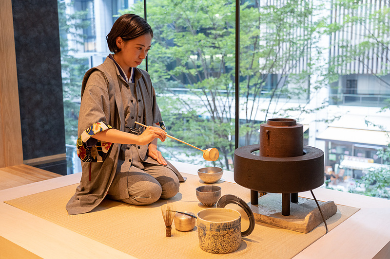 お抹茶のふるまいや、老舗和菓子店、虎屋の職人さんによる和菓子作り実演も