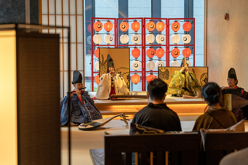 「東京・夏夜の宴」にあわせて特別構成されたという雅楽の生演奏も。伝統的な音楽に聞き入る宿泊者の皆さん。海外からの観光客も多いようですが、とても大きな拍手をおくっていました