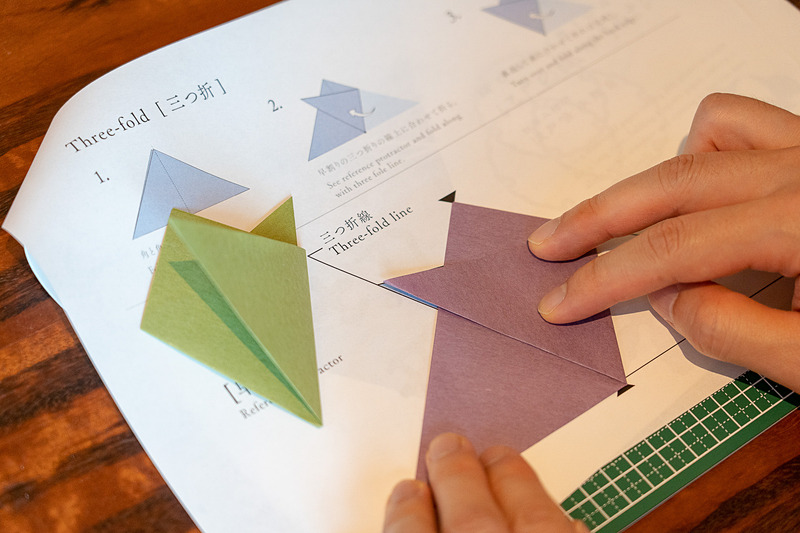 江戸時代に流行したという紋切り遊びは紙を折って切って、さまざまな模様を作るというもの（1500円）