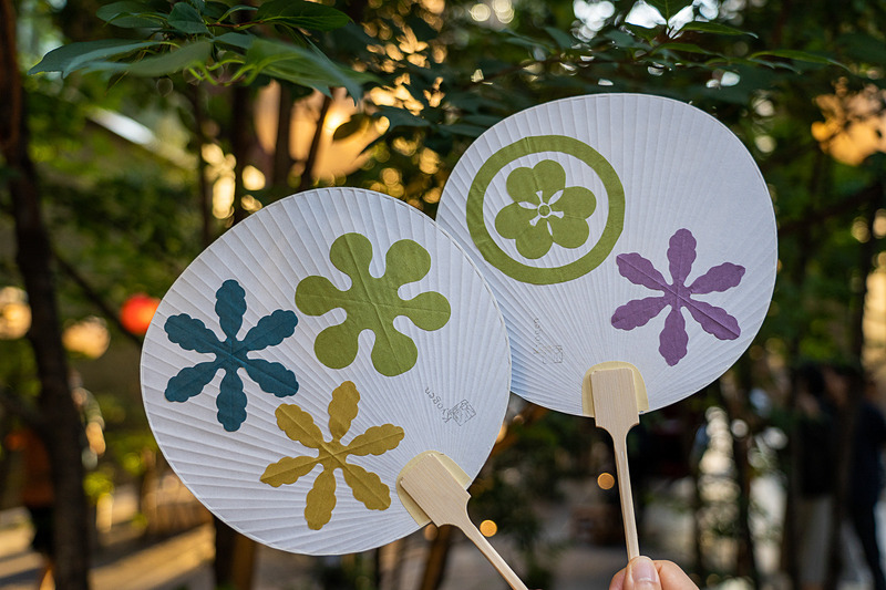 うちわに貼ってもらってできあがり