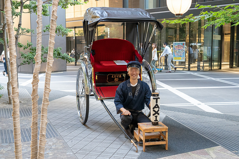 星のや東京名物・人力車タクシーも大手町縁日に登場し、会場から東京駅までを送迎（3000円）