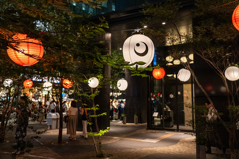 星のや東京の前は提灯が灯っていい雰囲気
