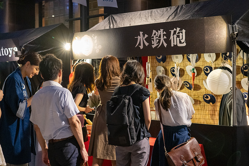 縁日あそび券を持って並んだのは水鉄砲の屋台。ピューッと水をかけて景品を狙います