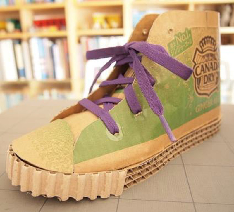 クリーマの人気クリエイター3名がワークショップを担当。持参したダンボールでペンホルダーやスニーカーを制作したり、ウニ殻を使ってインテリアランプを制作したり、日本の伝統工芸品である「水引」の歴史を学びながら、水引でオリジナル箸置きを制作したりする