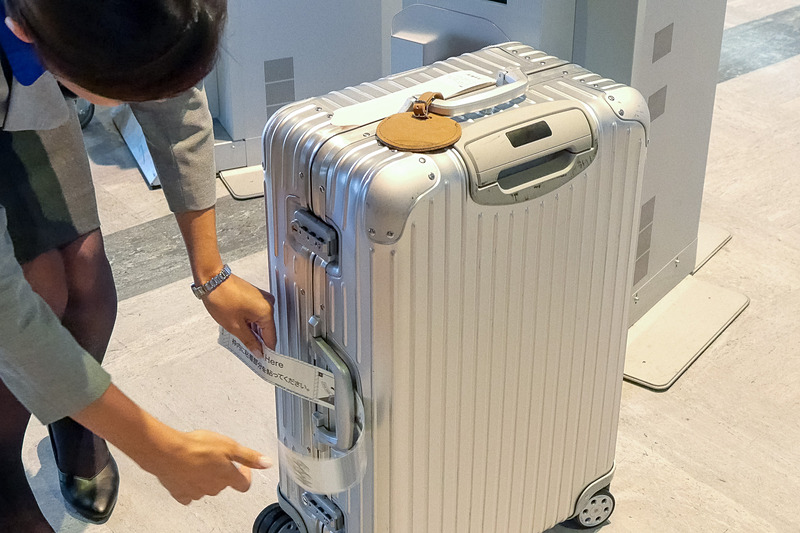 ANAスタッフによる自動チェックイン機のデモ