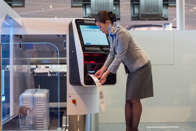 報道公開ではANAによるデモンストレーションのほか、航空会社7社のスタッフが自動手荷物預け入れ機の体験サポートを行なった