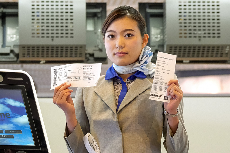 報道公開ではANAによるデモンストレーションのほか、航空会社7社のスタッフが自動手荷物預け入れ機の体験サポートを行なった
