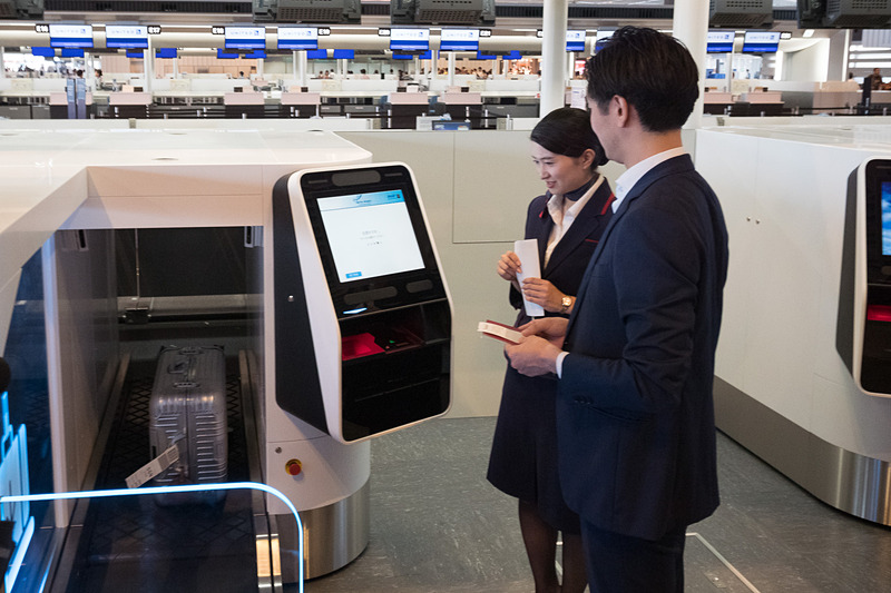 報道公開ではANAによるデモンストレーションのほか、航空会社7社のスタッフが自動手荷物預け入れ機の体験サポートを行なった