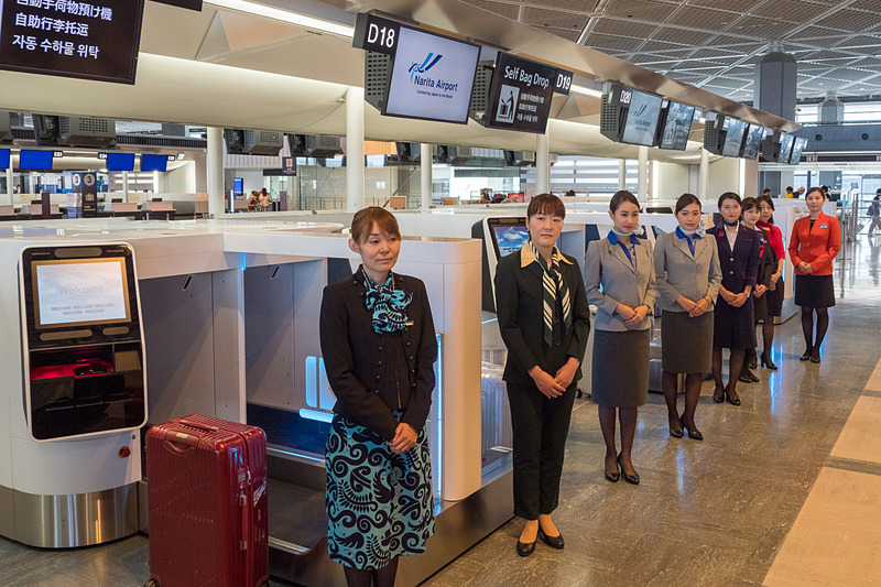 報道公開ではANAによるデモンストレーションのほか、航空会社7社のスタッフが自動手荷物預け入れ機の体験サポートを行なった
