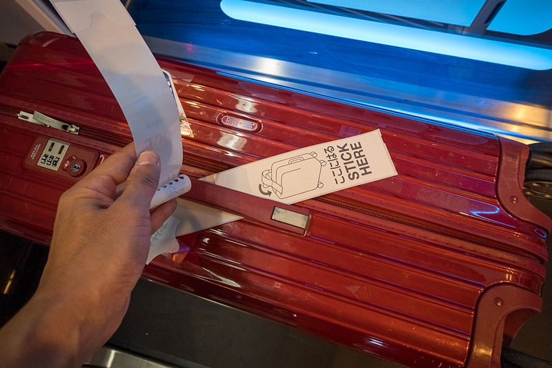 持ち手に巻き付け、「ここにはる（STICK HERE）」の場所に貼る