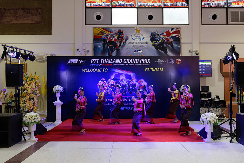 空港では伝統舞踊やゾウたちが出迎えてくれた