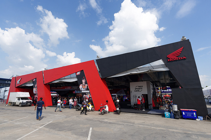 オートバイメーカーの巨大ブース。屋根があってエアコンが効いている。中継モニターもあり