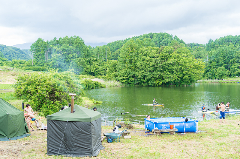 湖ではサウナに入る人やSUP体験（15分500円）を楽しむ人の姿が