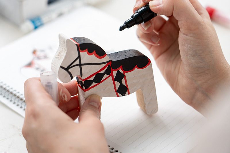 ダーラヘスト（木彫りの馬）の絵付け体験も