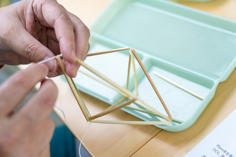 ヒンメリと呼ばれる伝統的な装飾品を作る体験は500円