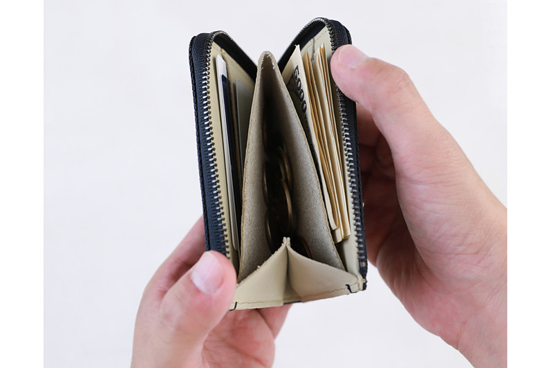 ファスナーを開けると一目で中身を確認できる。