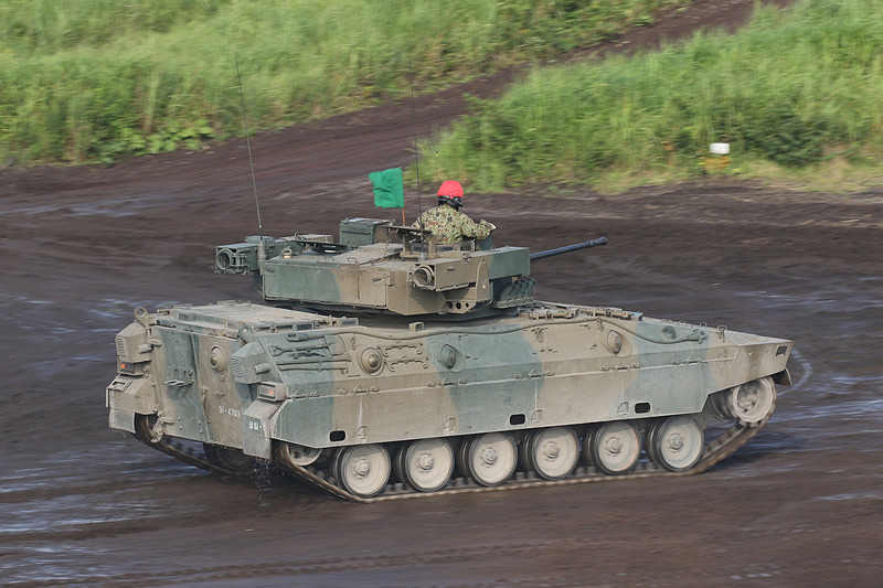 点検射のために会場に進入する89式装甲戦闘車（89FV）