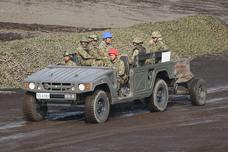 高機動車に牽引され会場を離脱する120mm迫撃砲RT