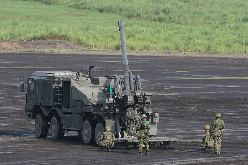 一般には初公開となる19式装輪155mm自走りゅう弾砲。19式の名のとおり、本年制式化された最新装備